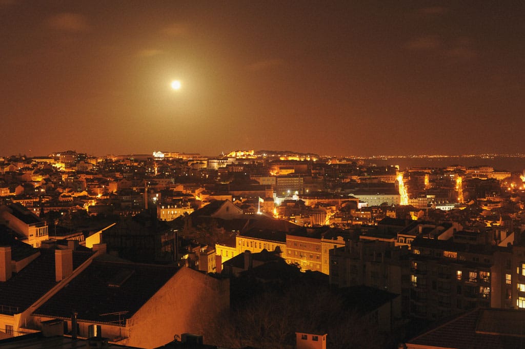 Moonrise_over_Lisbon